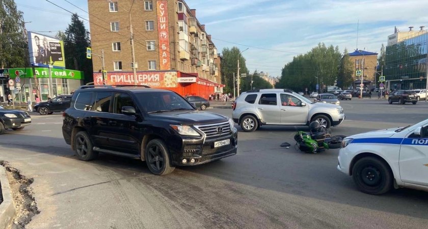 В Сыктывкаре мотоциклист врезался в "Лексус" и попал в больницу