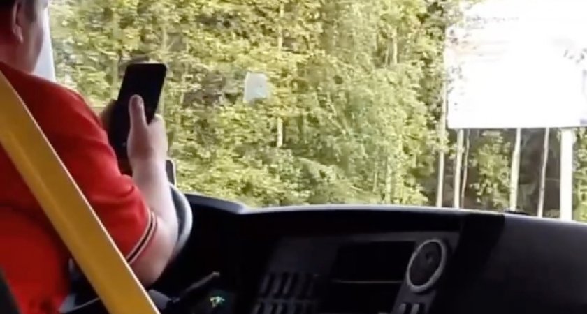 В Сыктывкаре водитель автобуса смотрел "тиктоки" за рулем: ГИБДД проводит проверку