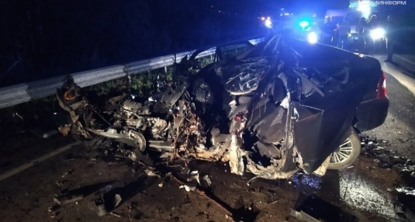 В Коми на трассе тягач столкнулся с "легковушкой": двое погибли
