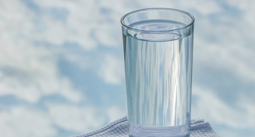 Диетолог рассказал, вредно ли запивать еду водой