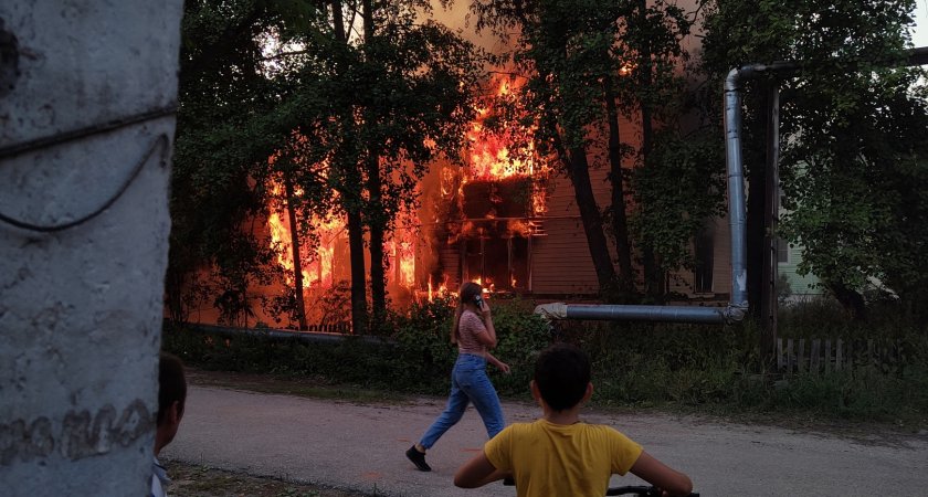 В сыктывкарском Лесозаводе полыхал заброшенный дом