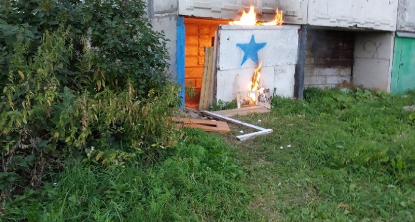 "Мы думали, что это дети подожгли": в Сыктывкаре едва не сгорел балкон одного из домов