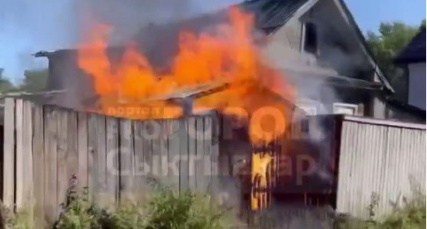 В Сыктывкаре полыхает "деревяшка"