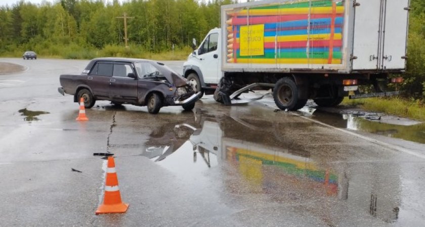 В Коми столкнулись ВАЗ и грузовик: два человека пострадали
