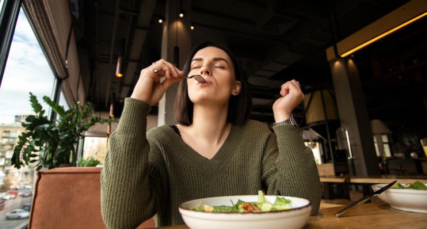 Диетолог объяснила, как дольше оставаться сытым и не набирать вес