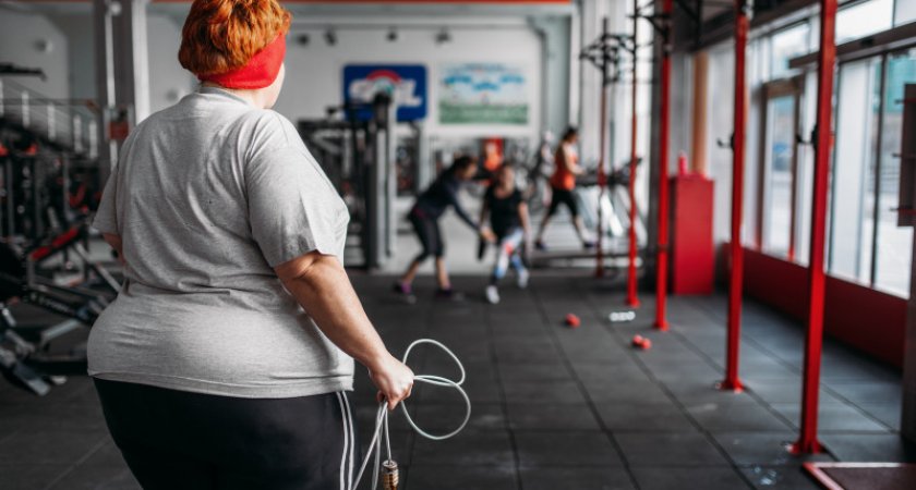 Врач объяснил, почему люди толстеют после 40 лет