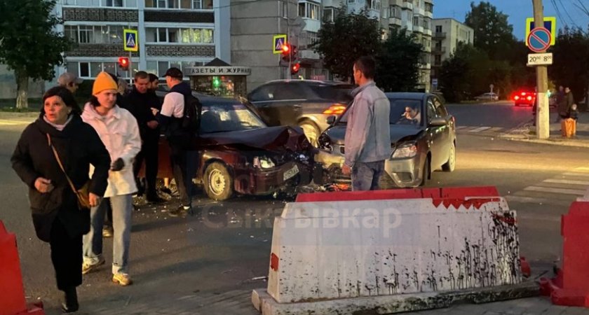 В центре Сыктывкара лоб в лоб столкнулись два авто