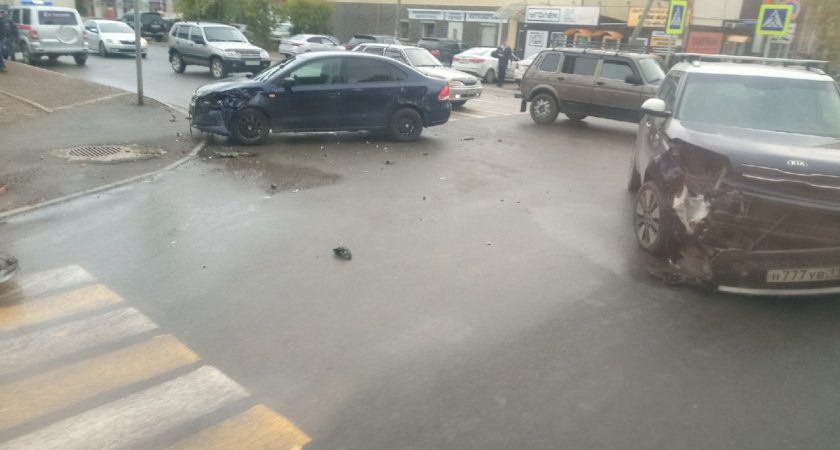 На перекрестке в Сыктывкаре столкнулись "КИА "и "Фольксваген", есть пострадавшие
