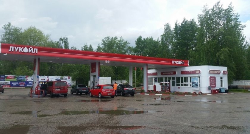 В Сыктывкаре бензин на некоторых автозаправках подорожал на пять рублей