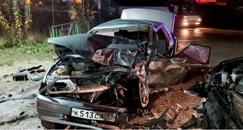 В Коми произошла жесткая авария: одного из водителей пришлось доставать спасателям