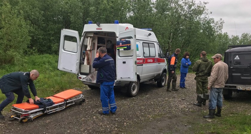 В Коми спасателям пришлось вытаскивать женщину из леса на носилках