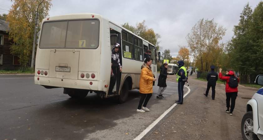В Сыктывкаре водитель автобуса прищемил плечо ребенку