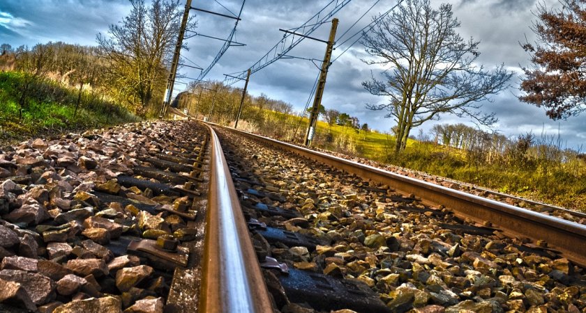 Двое жителей Коми с помощью экскаватора выкопали часть железной дороги