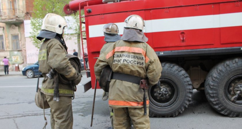 В Коми пожарные спасли из огня женщину