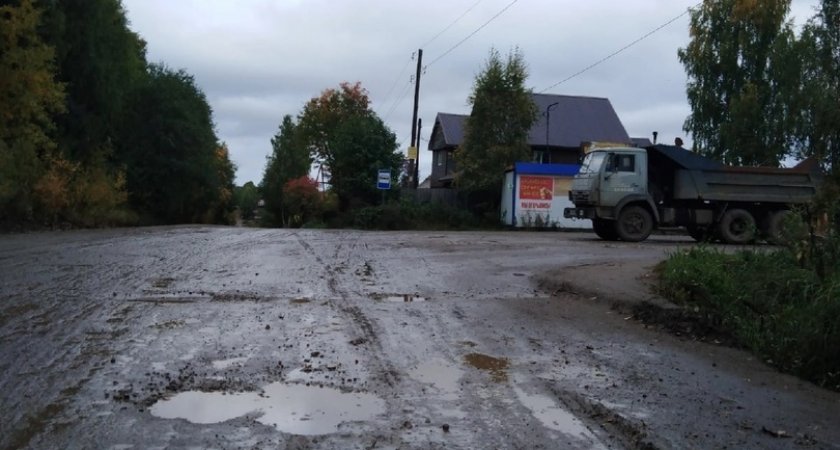 "Скорая застревает, такси не едет!": сыктывкарские дачники жалуются на жуткую дорогу
