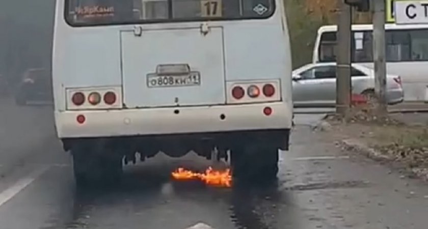 В Сыктывкаре прямо во время езды загорелся автобус