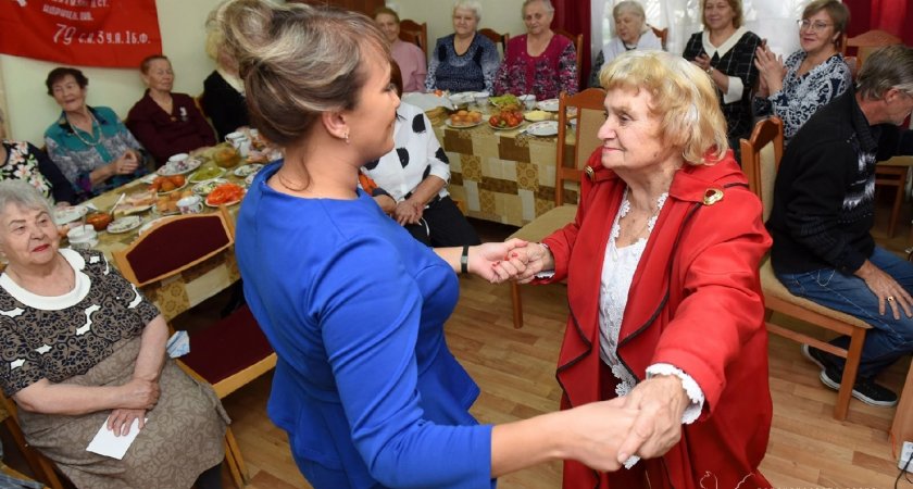 Во всех уголках республики "Единая Россия" поздравила пожилых людей