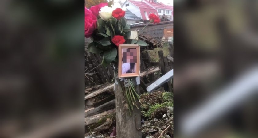 Сыктывкарцы несут цветы на место ДТП, где насмерть разбилась молодая девушка