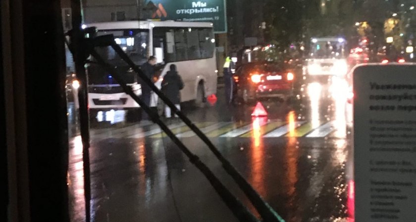 В центре Сыктывкара легковушка врезалась в пассажирский автобус