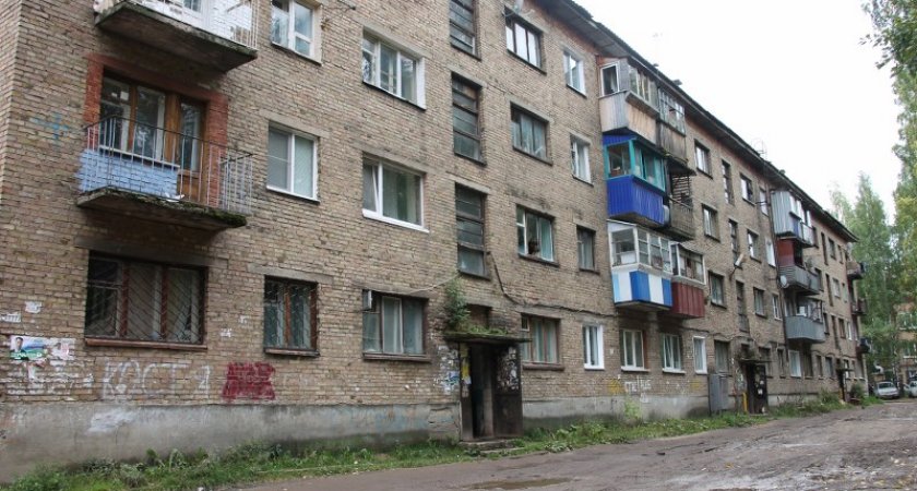 Мэрия Сыктывкара не определилась со сроками сноса аварийного общежития в центре города
