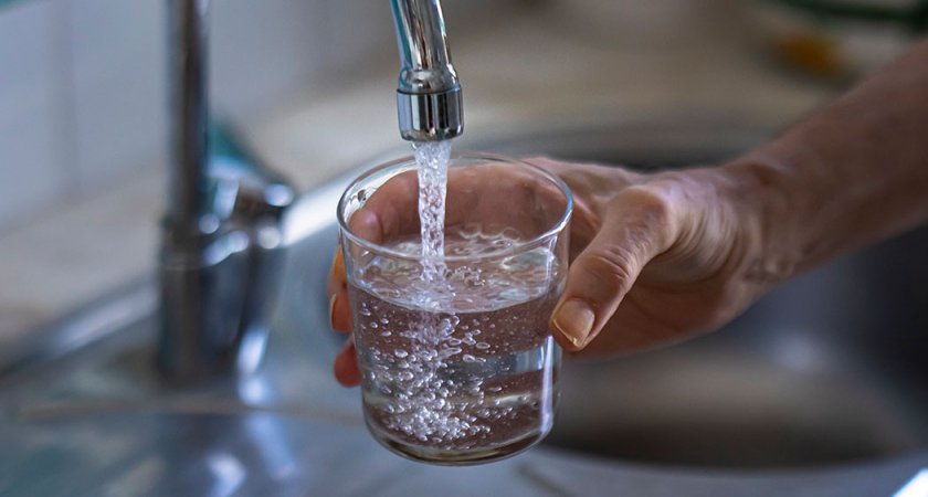 Гастроэнтеролог развеяла миф о вреде привычки запивать еду водой