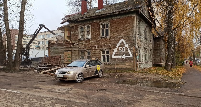 "Я ночую у мусорки": в центре Сыктывкара снесли аварийный дом, а жильцы оказались на улице