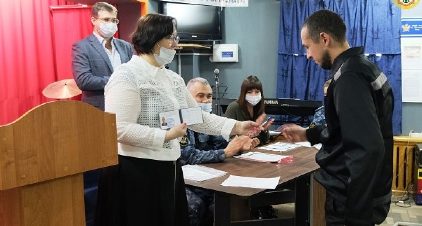Осужденным ИК-25 вручили студенческие билеты Сыктывкарского госуниверситета