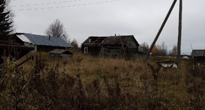 "Он замерзнет насмерть": пенсионер из Коми переживает вторую зиму без крыши в гнилом доме