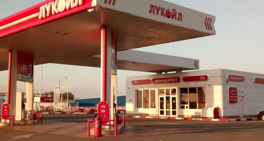 На некоторых заправках Коми подешевел бензин почти на три рубля