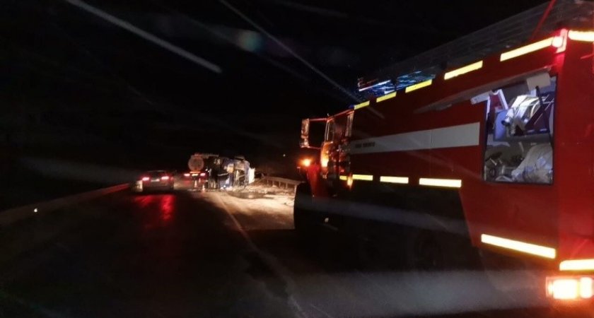 В Коми опрокинулся бензовоз