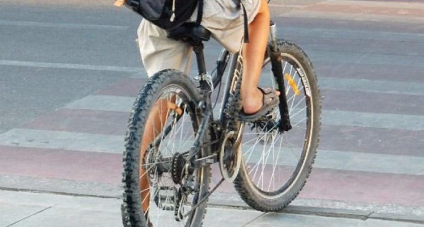 В Сыктывкаре велосипедист напал на машину пенсионера