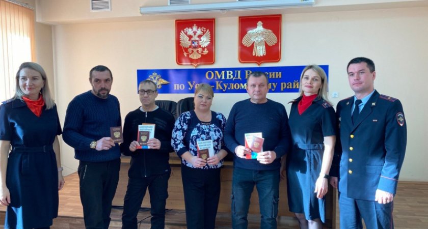 В Коми четверо жителей ДНР получили Российские паспорта