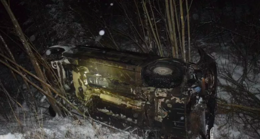 По пути в Ухту машина съехала с трассы и перевернулась