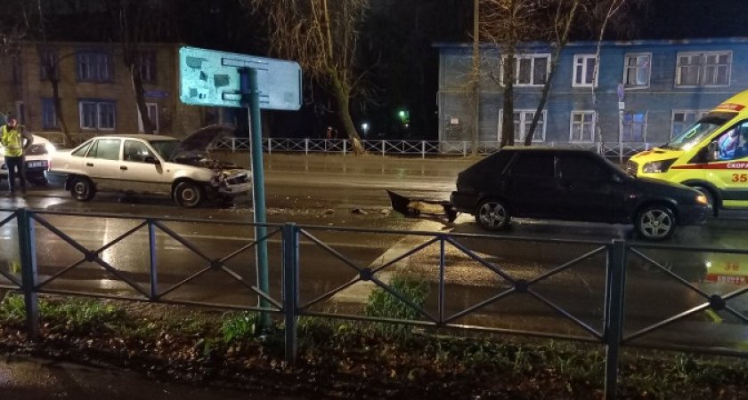 В Сыктывкаре молодой водитель не рассчитал дистанцию