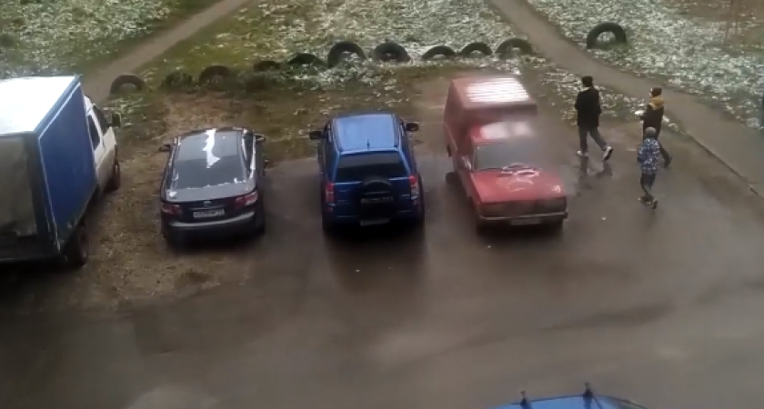 В Сыктывкаре подростки закидывали снежками окна жилого дома