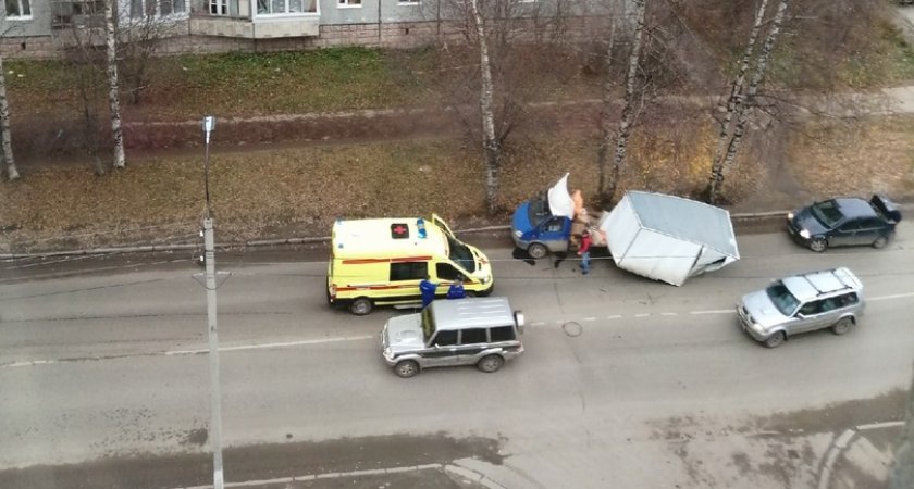 В Сыктывкаре грузовик развалился прямо на дороге