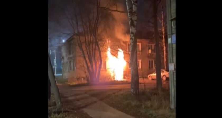 Из горящего дома в Сыктывкаре пожарные спасли пять человек