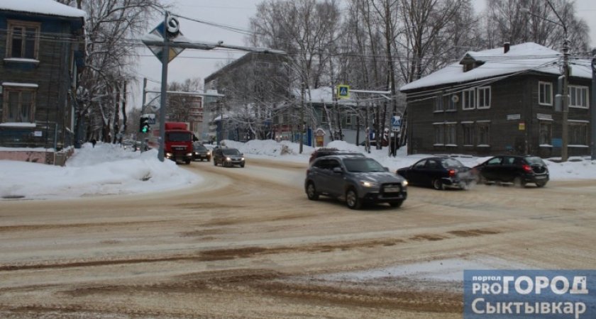 Сотрудники ГИБДД призвали водителей быть острожными на дорогах Сыктывкара в непогоду