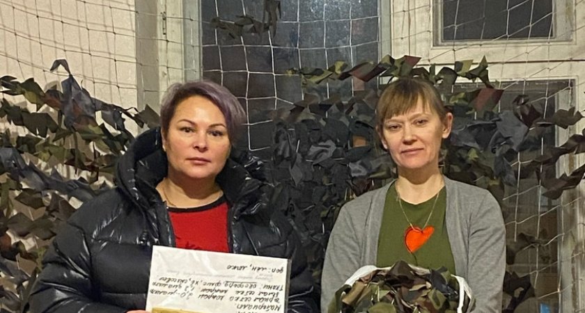 В Сыктывкаре женщина за свой счет плетет маскировочные сети для бойцов СВО 