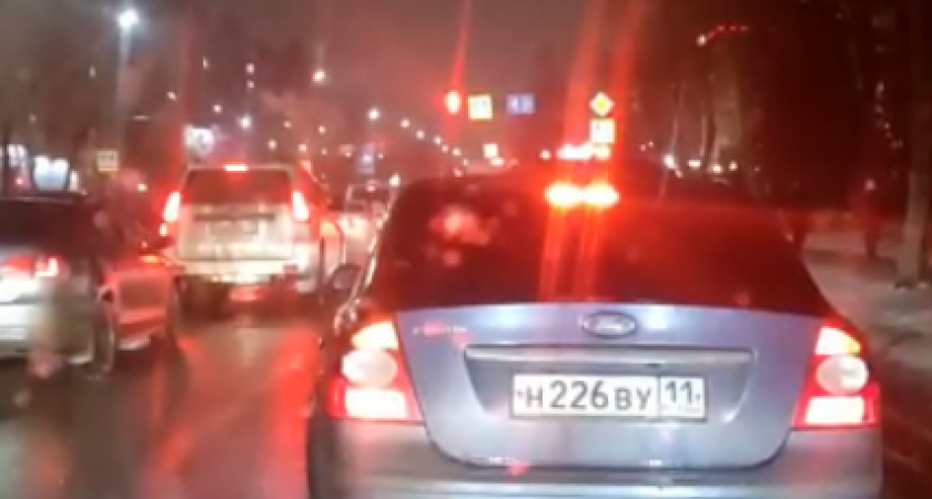 В Сыктывкаре из-за нового режима светофора образовалась гигантская пробка