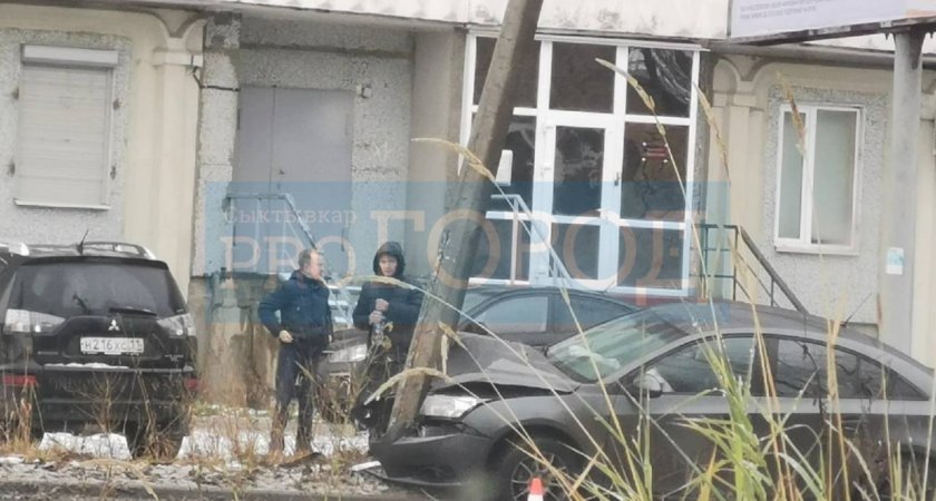 В Сыктывкаре еще один водитель врезался в столб на дороге