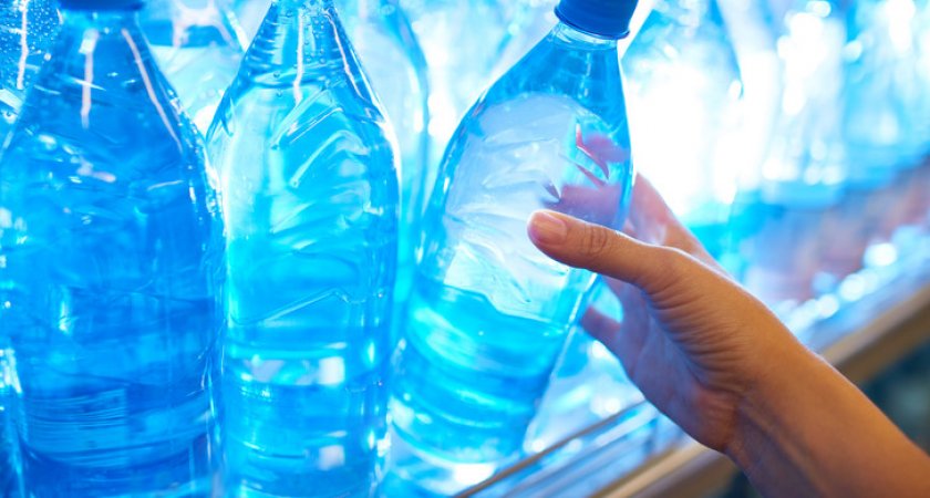 Диетолог рассказала, кому может навредить минеральная вода