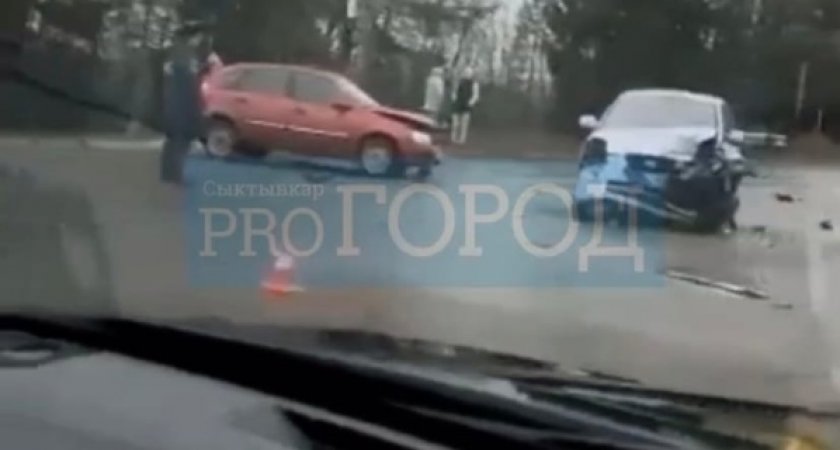 В Сыктывкаре произошло жесткое ДТП с тремя машинами