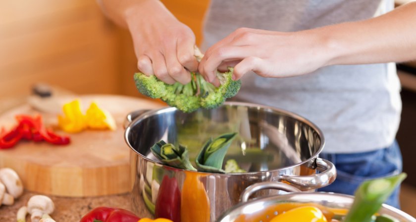 Названы 6 привычек в еде, которые на самом деле разрушают психику