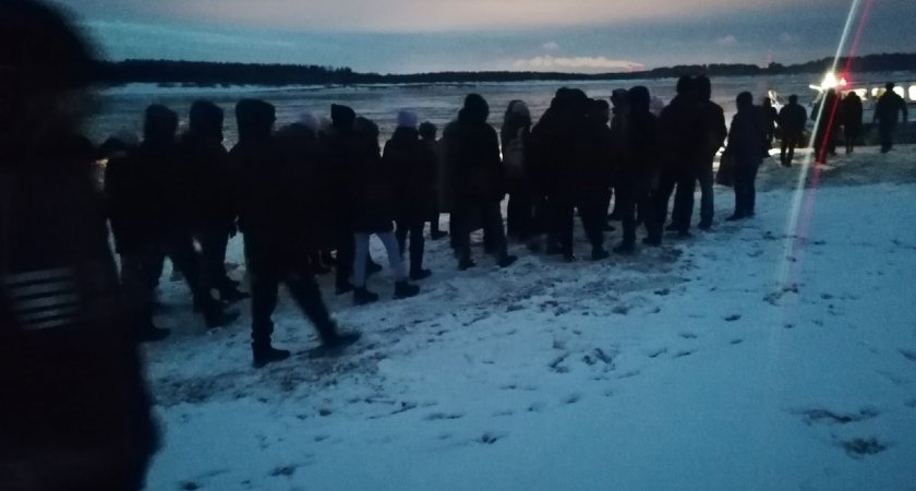 "Люди стояли на морозе": жители поселка Коми не дождались утренней переправы 
