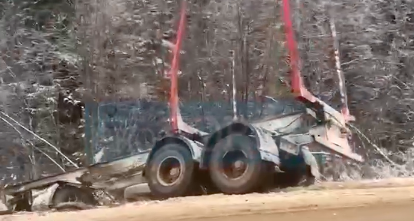 Рядом с Сыктывкаром лесовоз вылетел с трассы и попал в кювет