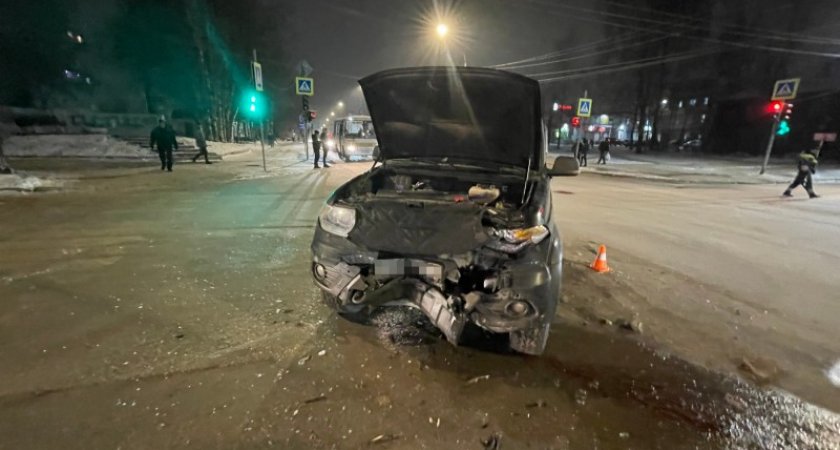 72-летняя сыктывкарка за рулем Land Rover врезалась в УАЗ и снесла дорожный знак