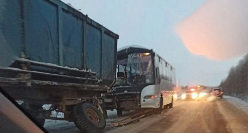 В Коми автобус въехал в КамАЗ, у которого загорелось колесо