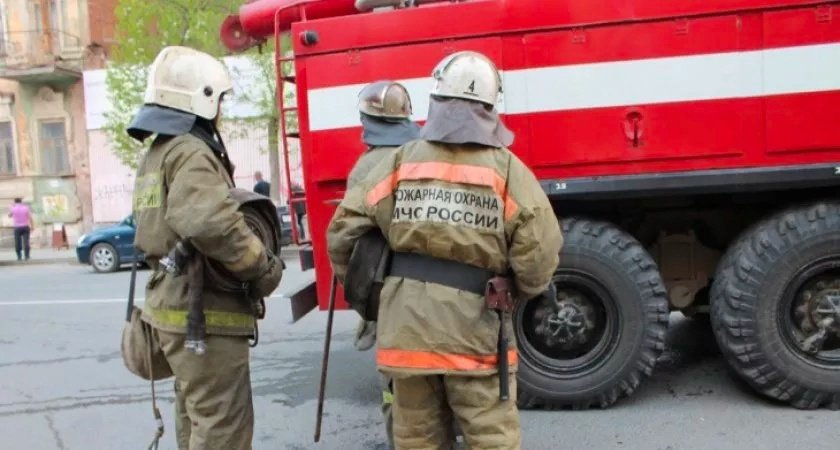 В Сыктывкаре из горящего дома пожарные вытащили 32 человека
