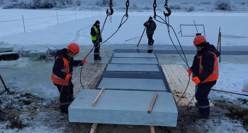 В Сыктывкаре начали добывать лед для новогодних городков